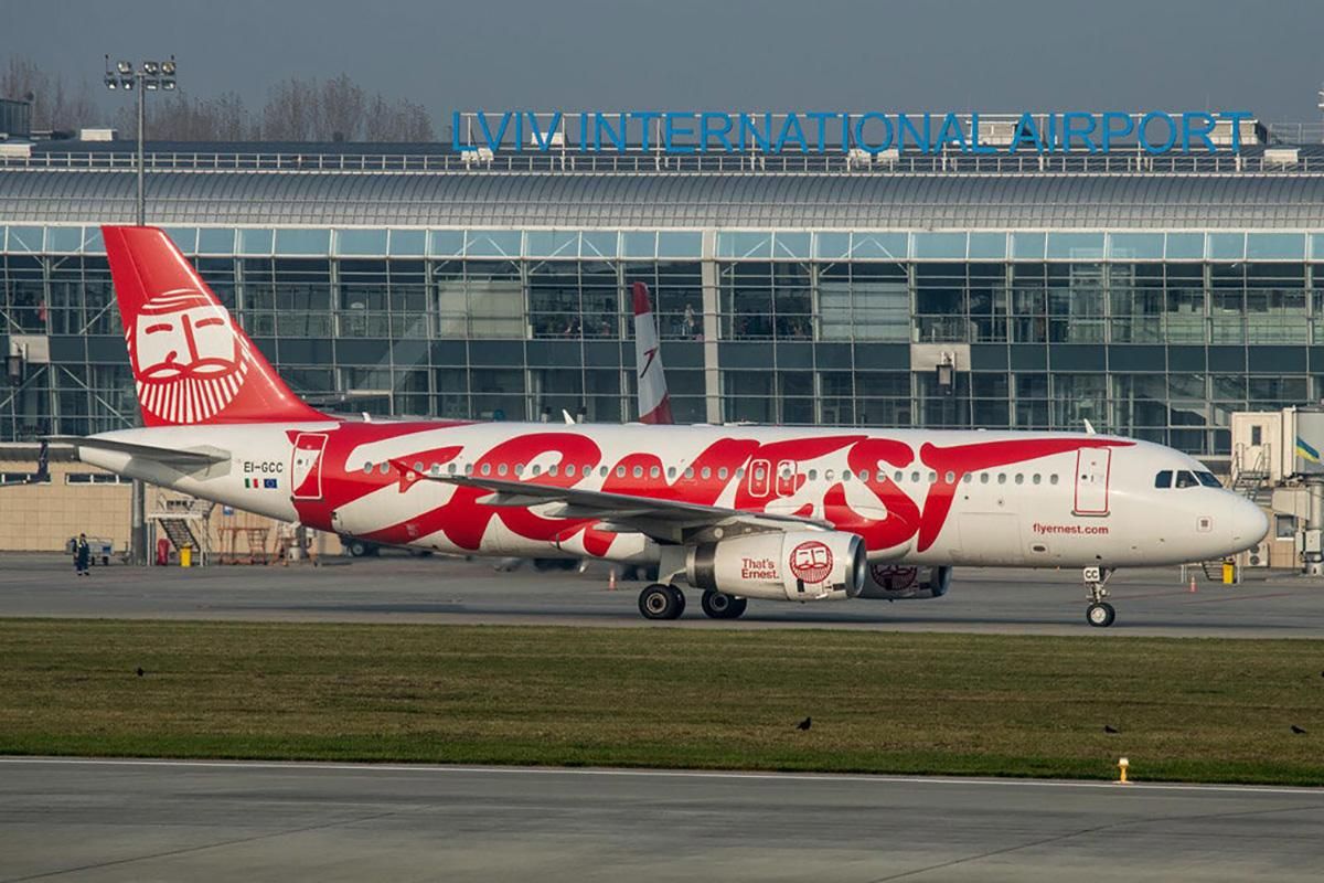 Туристы застряли в аэропорту Львова: почему авиакомпания Ernest отменила рейс
