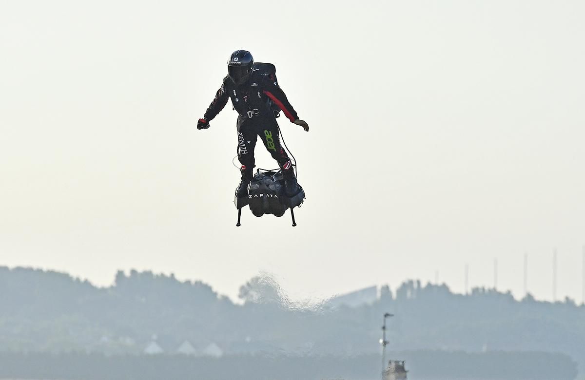 Француз перелетів Ла-Манш на саморобному флайборді: вражаюче відео Француз перелетів Ла-Манш на саморобному флайборді: вражаюче відео
