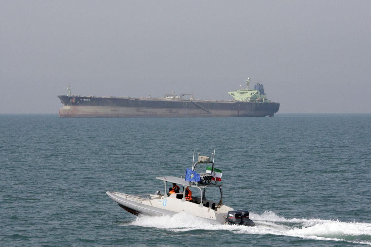 Іранці вдруге за місяць затримали іноземний танкер у Перській затоці: що він перевозив