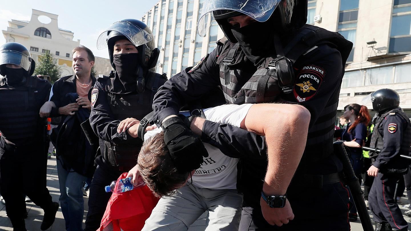 "Поліція діє м’яко": у Москві затримали росіянина, який нахвалював дії правоохоронців – відео