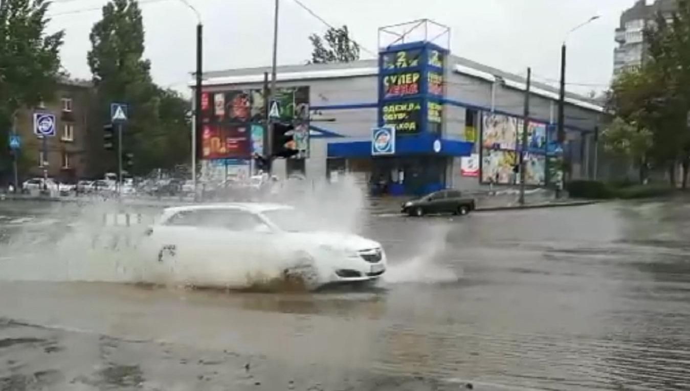 Мощная непогода накрыла Днепр и Запорожье: вырваны деревья, затоплены улицы – фото и видео