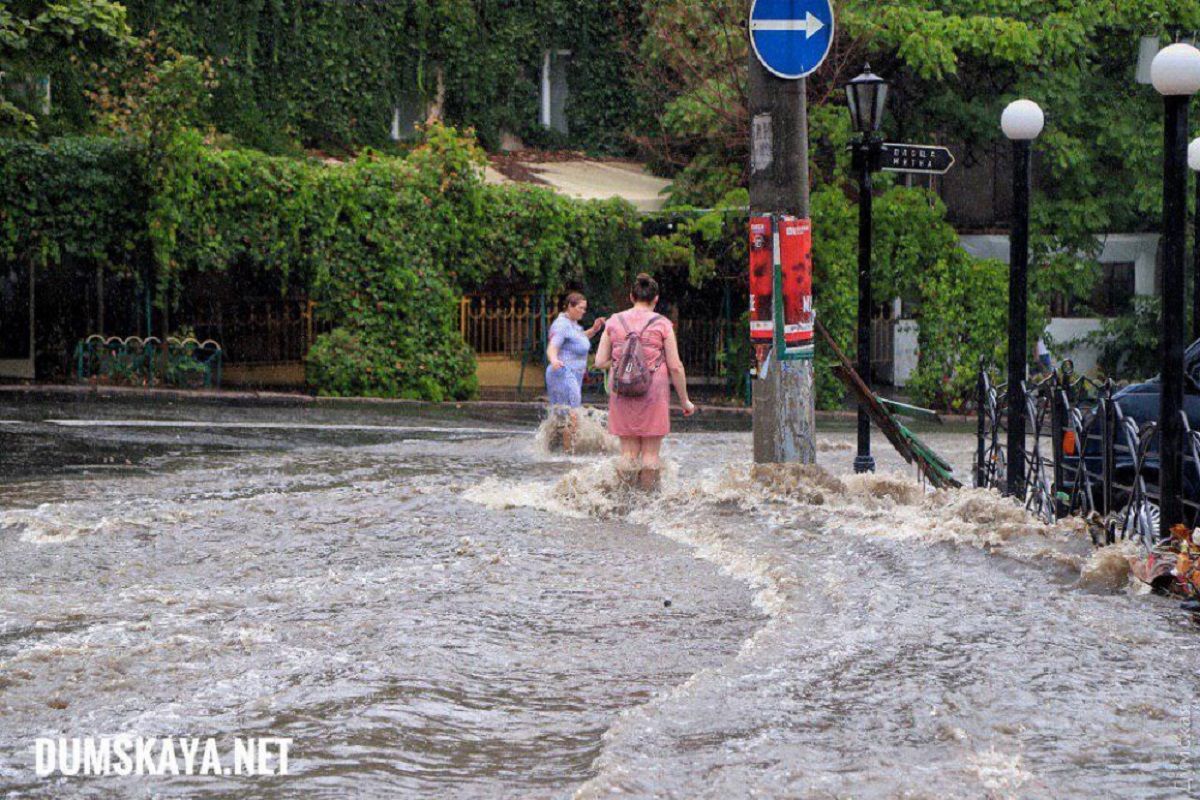 В Одесі за 2 дні випала двомісячна норма опадів: є перша жертва негоди – фото 18+