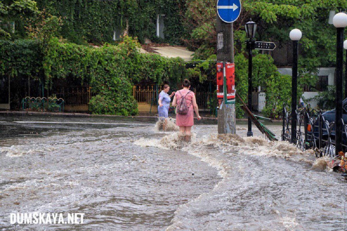 В Одессе за 2 дня выпала двухмесячная норма осадков: есть первая жертва непогоды – фото 18+