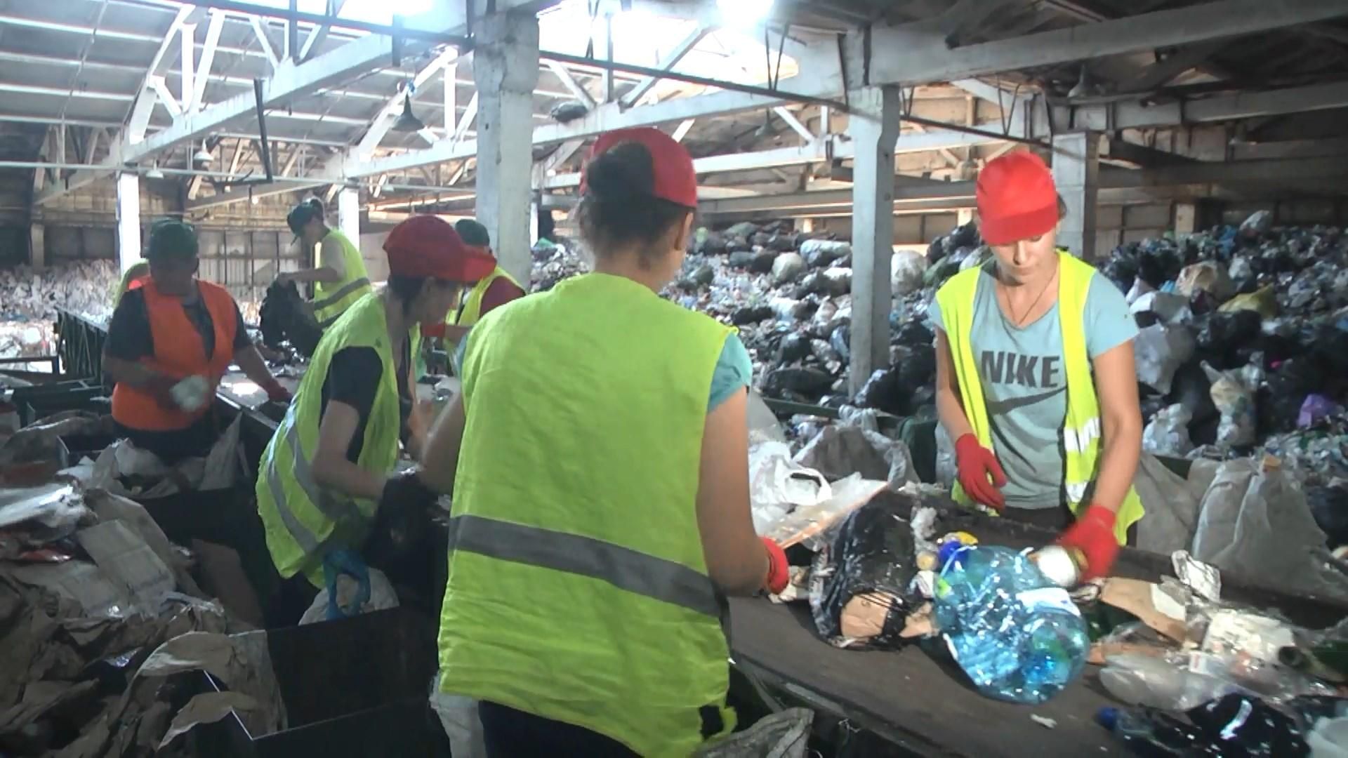 Как сортируют и перерабатывают мусор в Киеве
