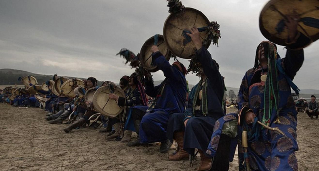 За гасіння пожеж в Сибіру взялися шамани: курйозне відео За гасіння пожеж в Сибіру взялися шамани: курйозне відео