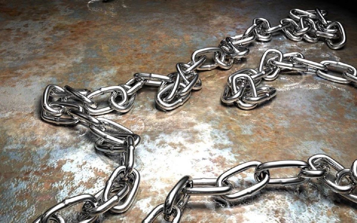 Таксист приковал цепью пассажира, который задолжал ему 7 тысяч гривен Таксист приковал цепью пассажира, который задолжал ему 7 тысяч гривен