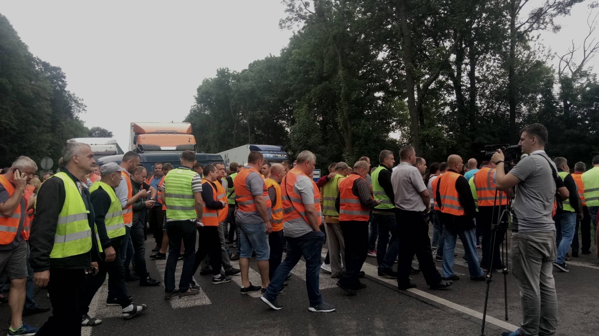 Водители грузовиков перекрыли трассу Киев – Чоп во Львовской области: фото Водители грузовиков перекрыли трассу Киев – Чоп во Львовской области: фото