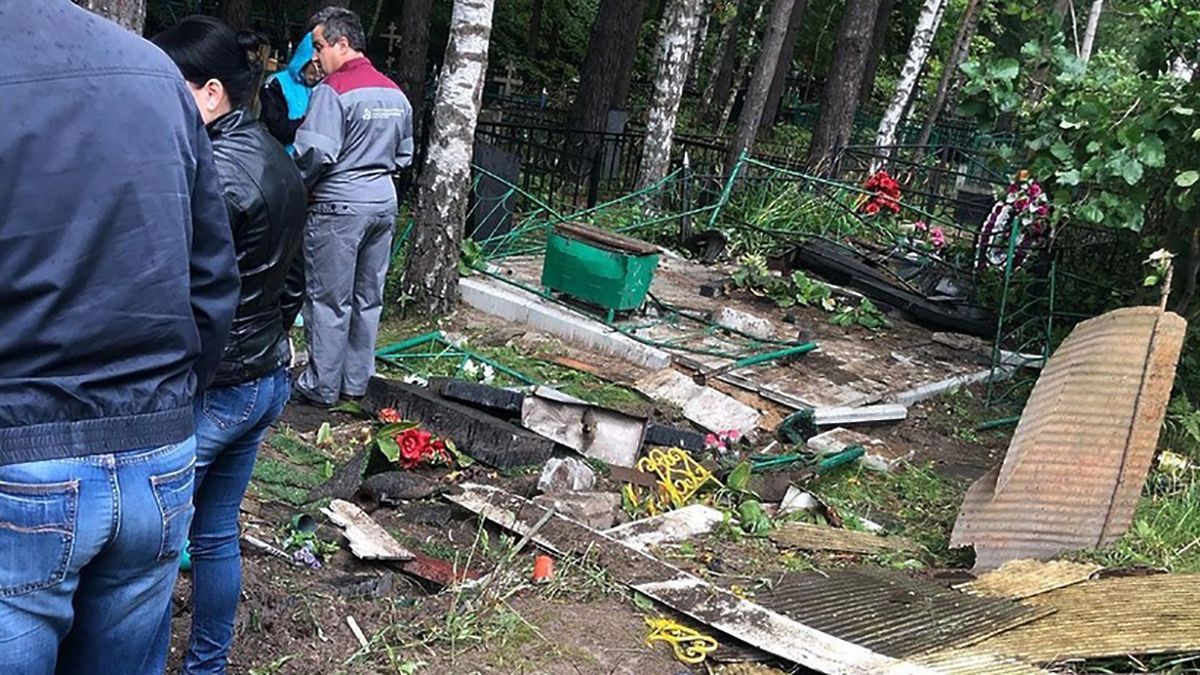 П'яні десантники у Росії проїхалися машиною по могилах на цвинтарі: фото