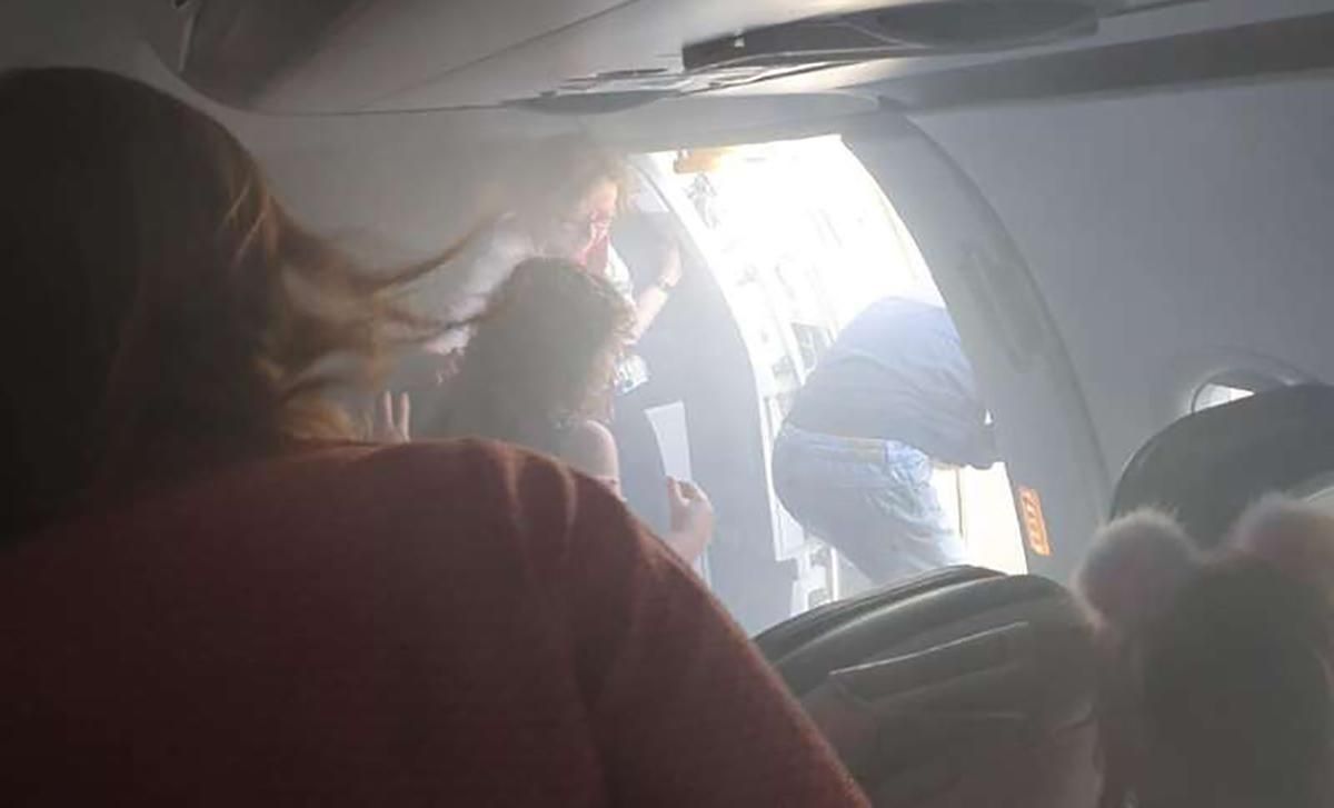 У літаку рейсу Лондон – Валенсія спалахнула пожежа, є постраждалі: фото, відео
