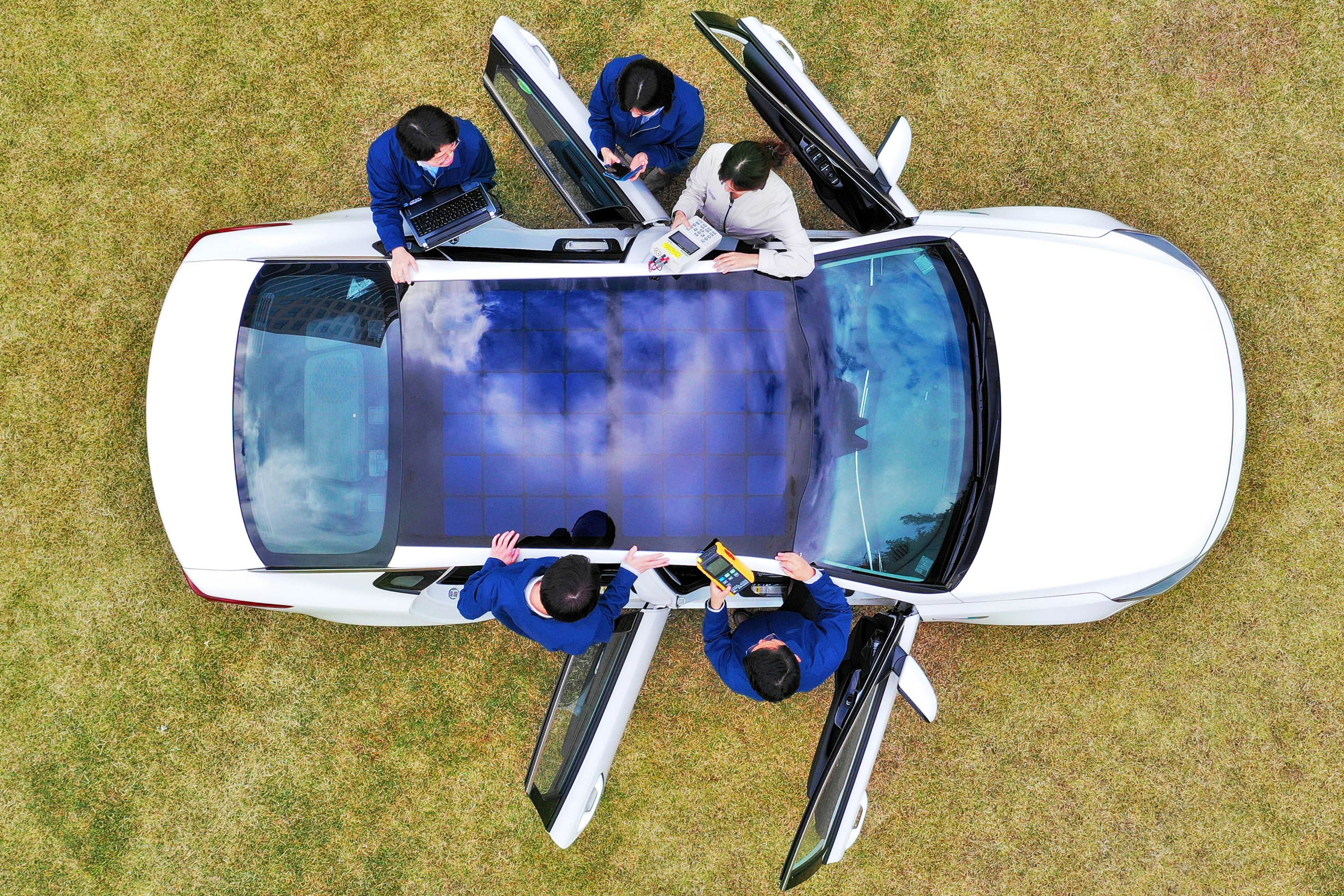 Дах із сонячними панелями: нова фішка гібрида Hyundai Sonata