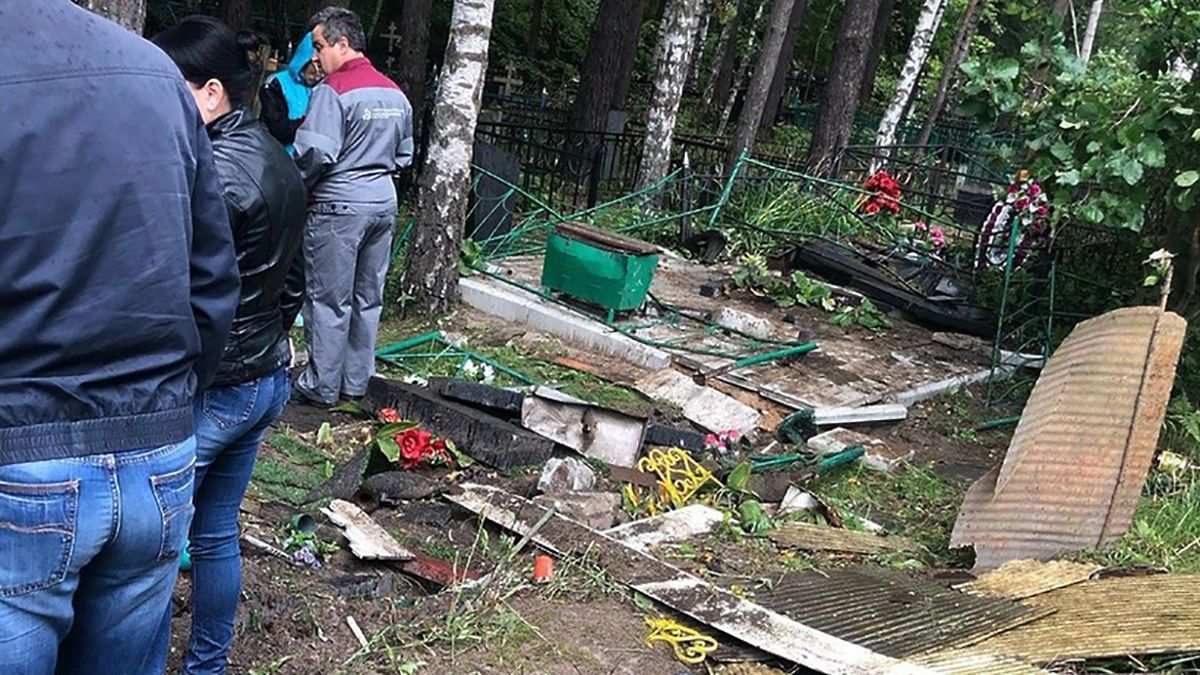 Пьяные десантники в России проехались на машине по могилах на кладбище: фото