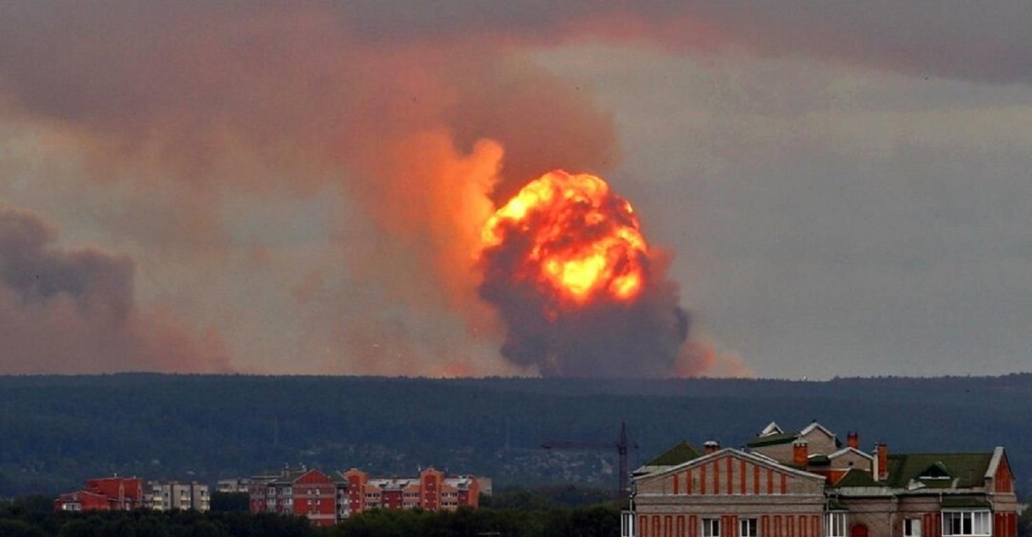 Взрывы на военных складах в России: погиб человек