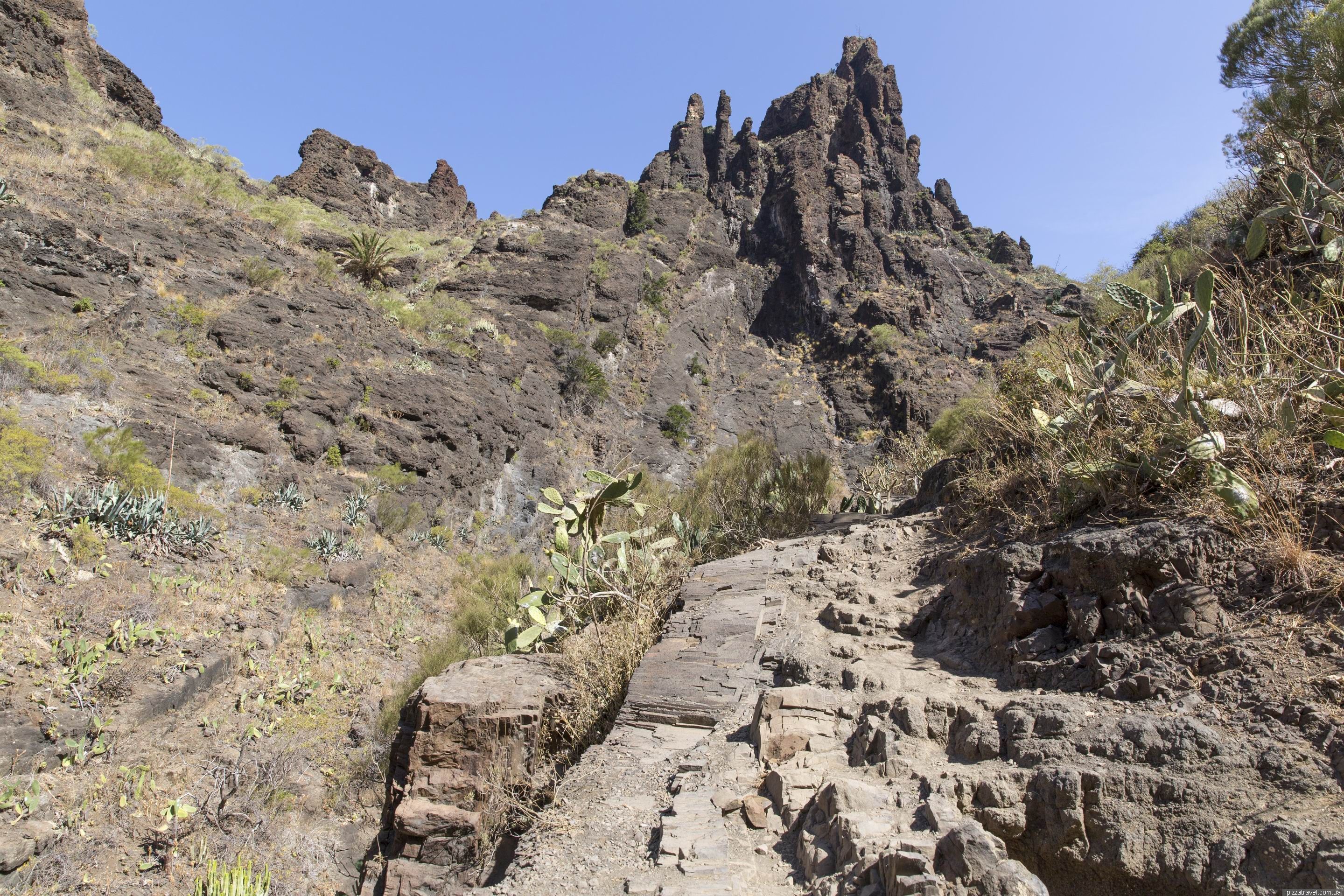 Заоблачный штраф и забавное наказание: мужчина в Испании выбросил холодильник в ущелье Заоблачный штраф и забавное наказание: мужчина в Испании выбросил холодильник в ущелье