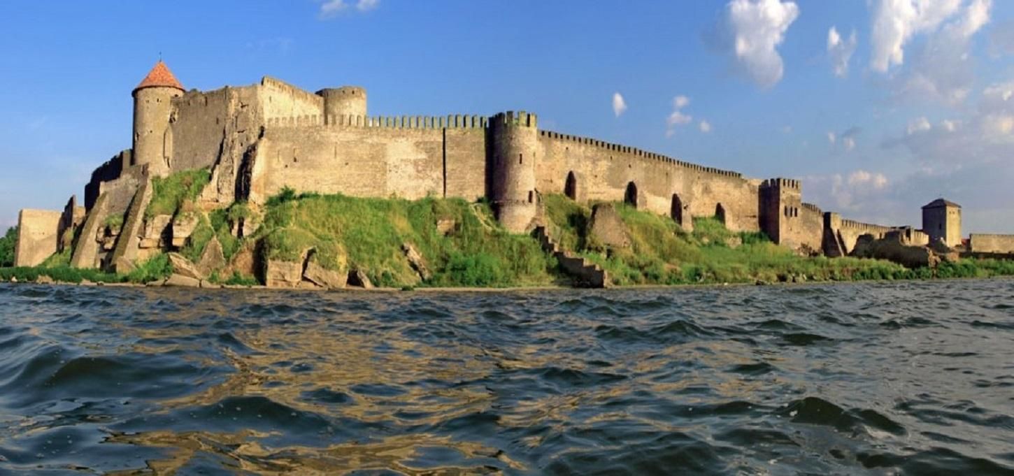 Потужні зливи на Одещині пошкодили легендарну Аккерманську фортецю: фото