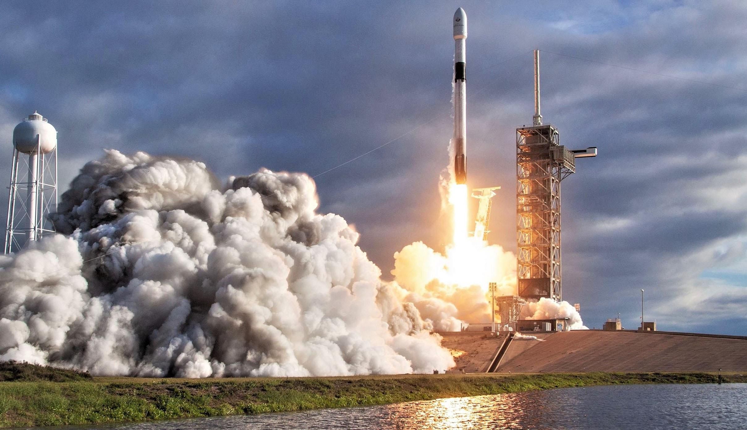 SpaceX  вправно спіймав обтічник Falcon 9, що падав з космосу