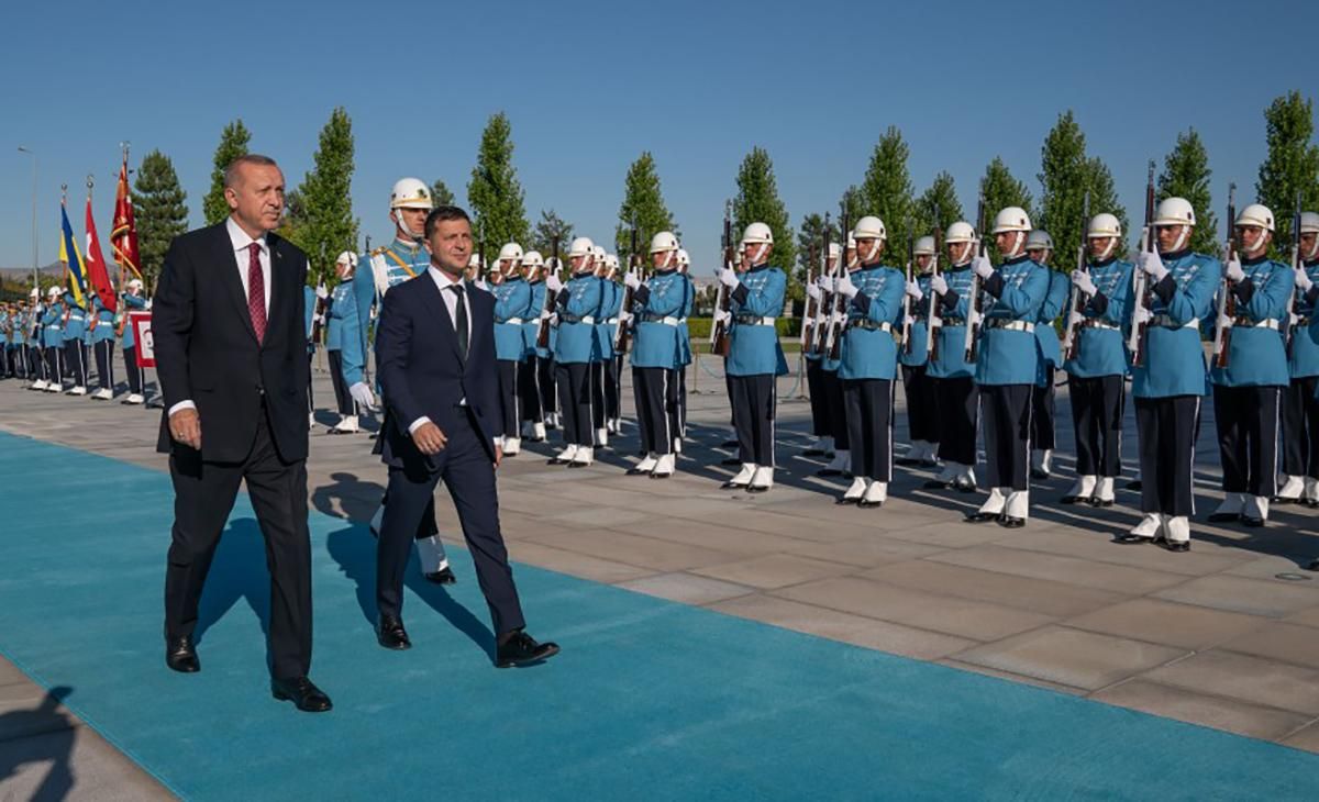 Зеленский и Эрдоган почтили минутой молчания погибших бойцов ВСУ: видео Зеленский и Эрдоган почтили минутой молчания погибших бойцов ВСУ: видео