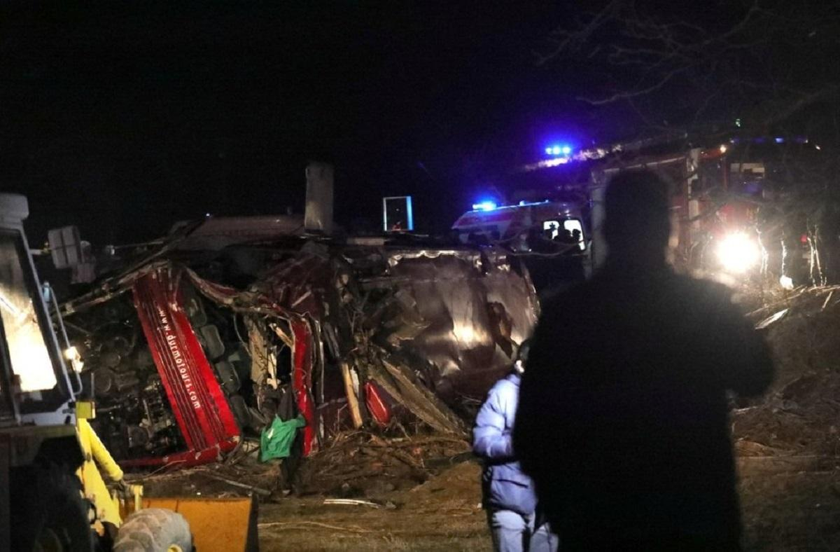 В России рейсовый автобус упал с обрыва: есть погибшие, среди которых дети