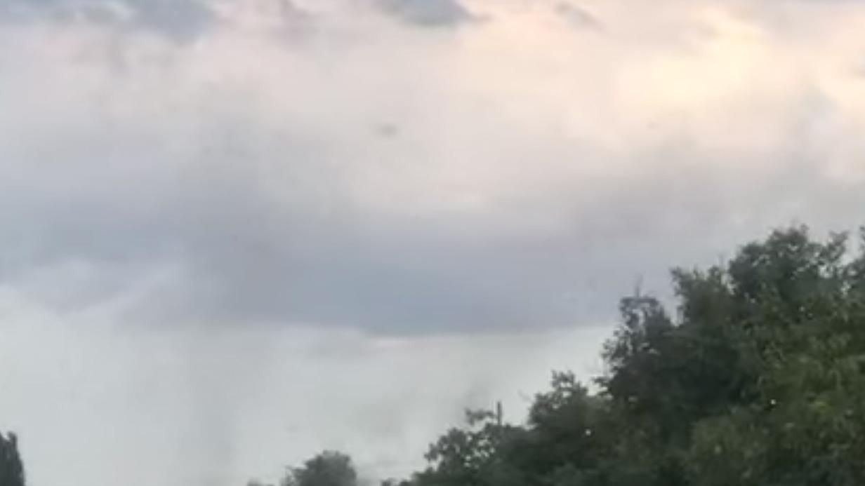 Смерч из мошкары сняли под Мелитополем: красноречивое видео Смерч из мошкары сняли под Мелитополем: красноречивое видео
