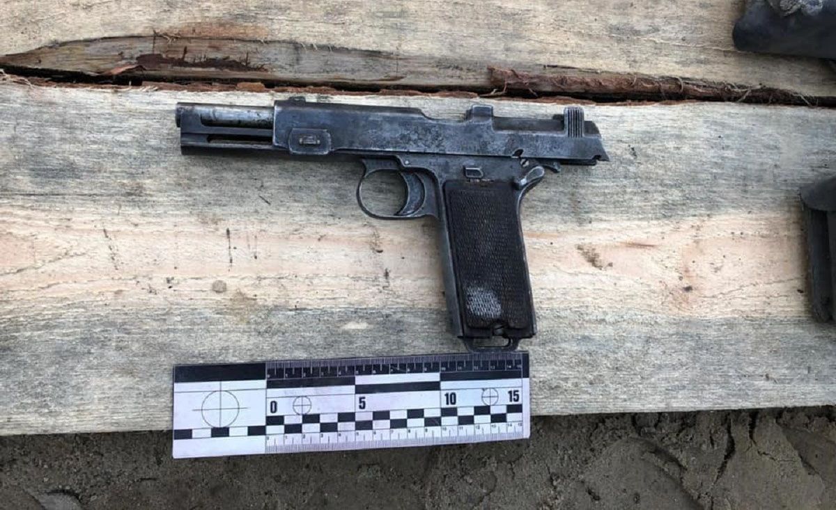 В Острозі знайшли схрон зброї часів Другої світової просто під відділом поліції: фото