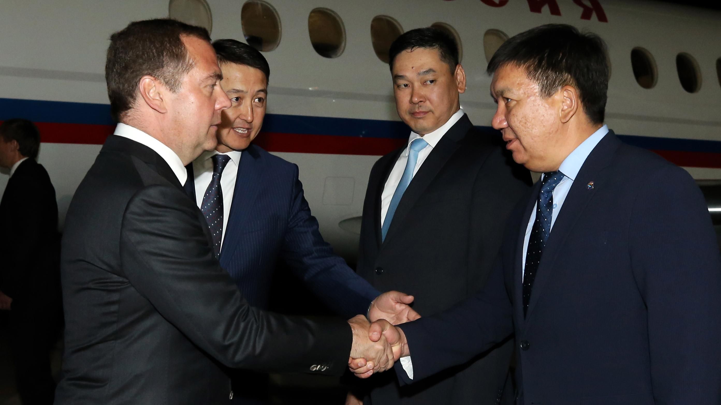 Медведев прилетел в Кыргызстан на фоне столкновений и задержания экс-президента Атамбаева