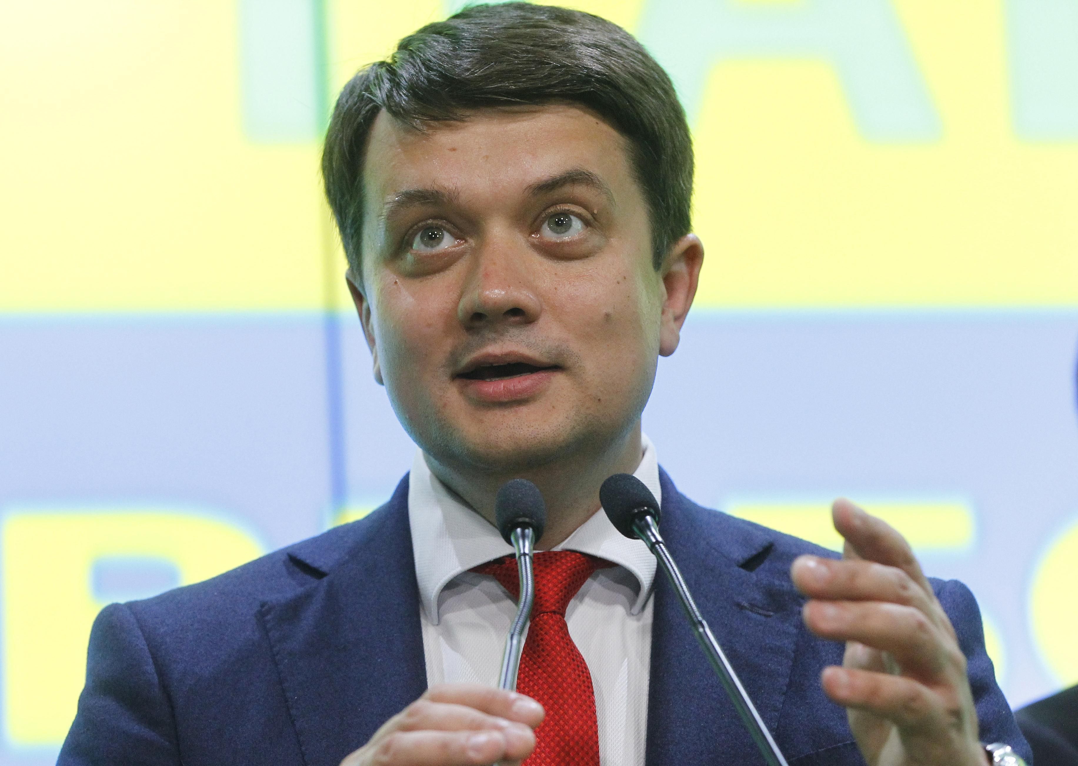 Чому влада не озвучує прізвища кандидатів у міністри оборони: заява Разумкова