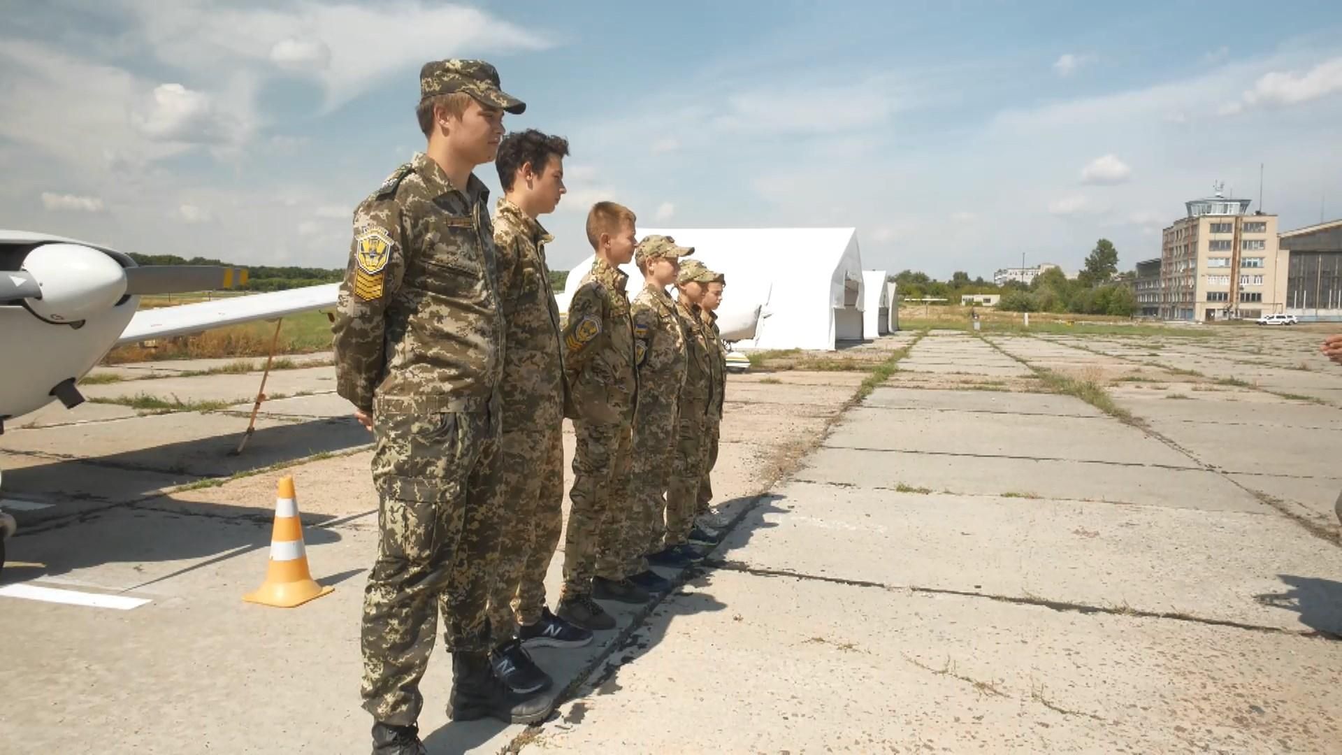 У Харкові підлітків вчать кермувати літаками: вражаючі фото та відео