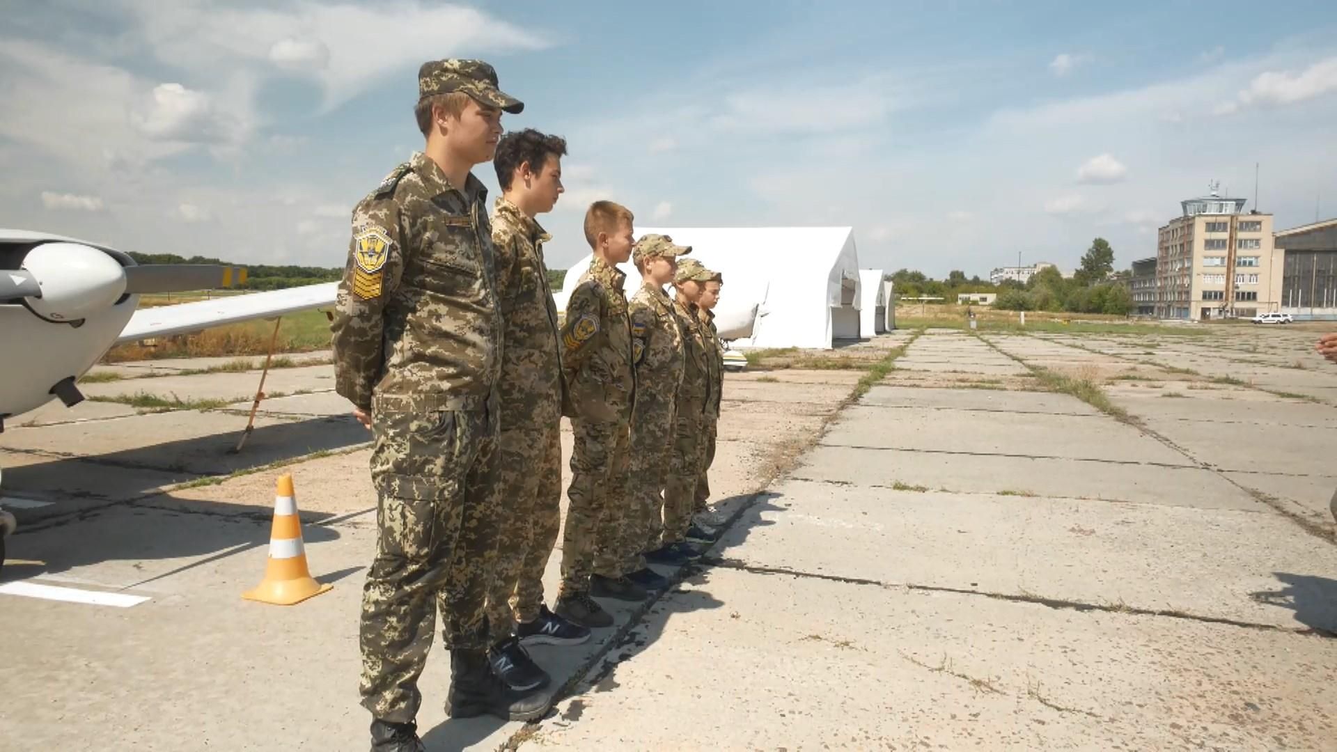 В Харькове подростков учат управлять самолетами: впечатляющие фото и видео