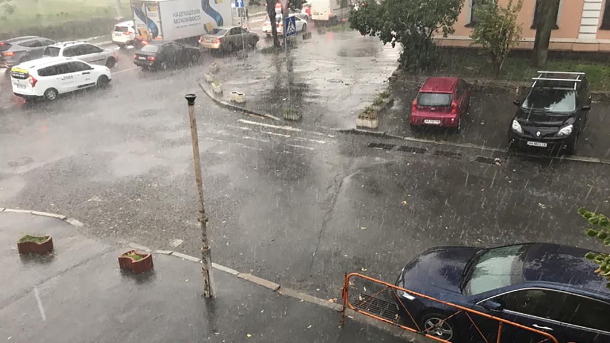 У Києві знову вирували буревій і шалена злива: як постраждала столиця внаслідок стихії – відео У Києві знову вирували буревій і шалена злива: як постраждала столиця внаслідок стихії – відео
