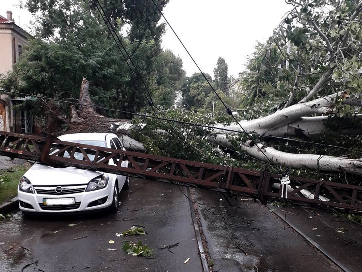 Негода не припиняє трусити Україну: потужні вітри і зливи дійшли до Миколаївщини – фото та відео