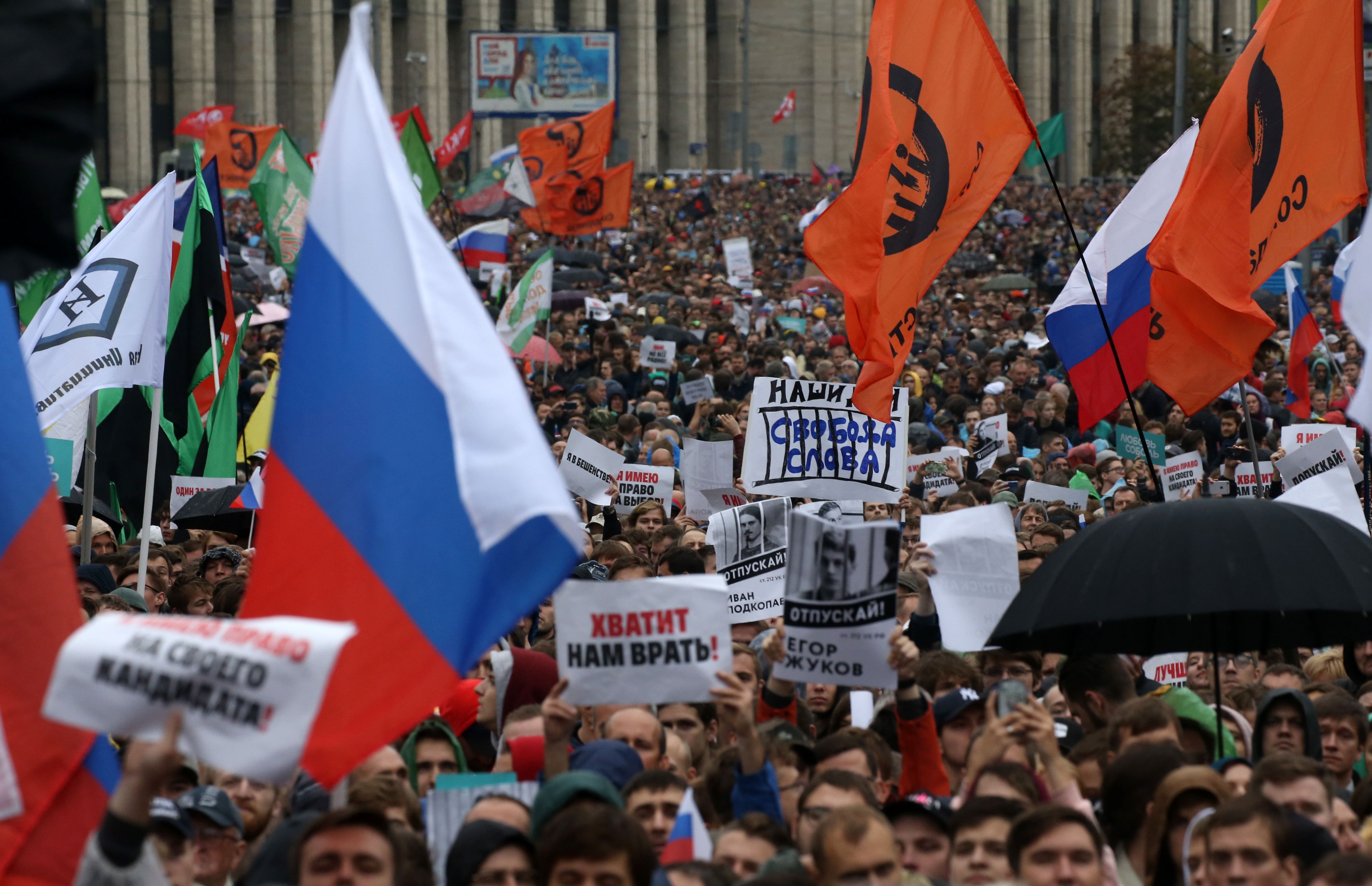 "Хватит нам врать": новая волна массовых протестов в России на фото и в цифрах