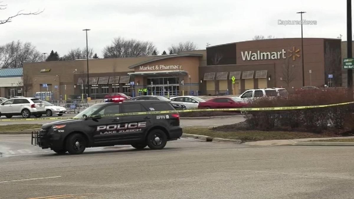 Житель США пришел в Walmart с винтовкой и сдался охранникам: видео задержания