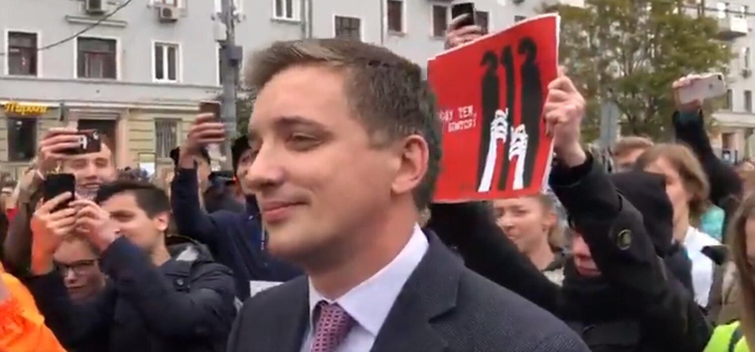 Позор: журналиста "России 1" унизили на акции протеста в Москве Позор: журналиста "России 1" унизили на акции протеста в Москве