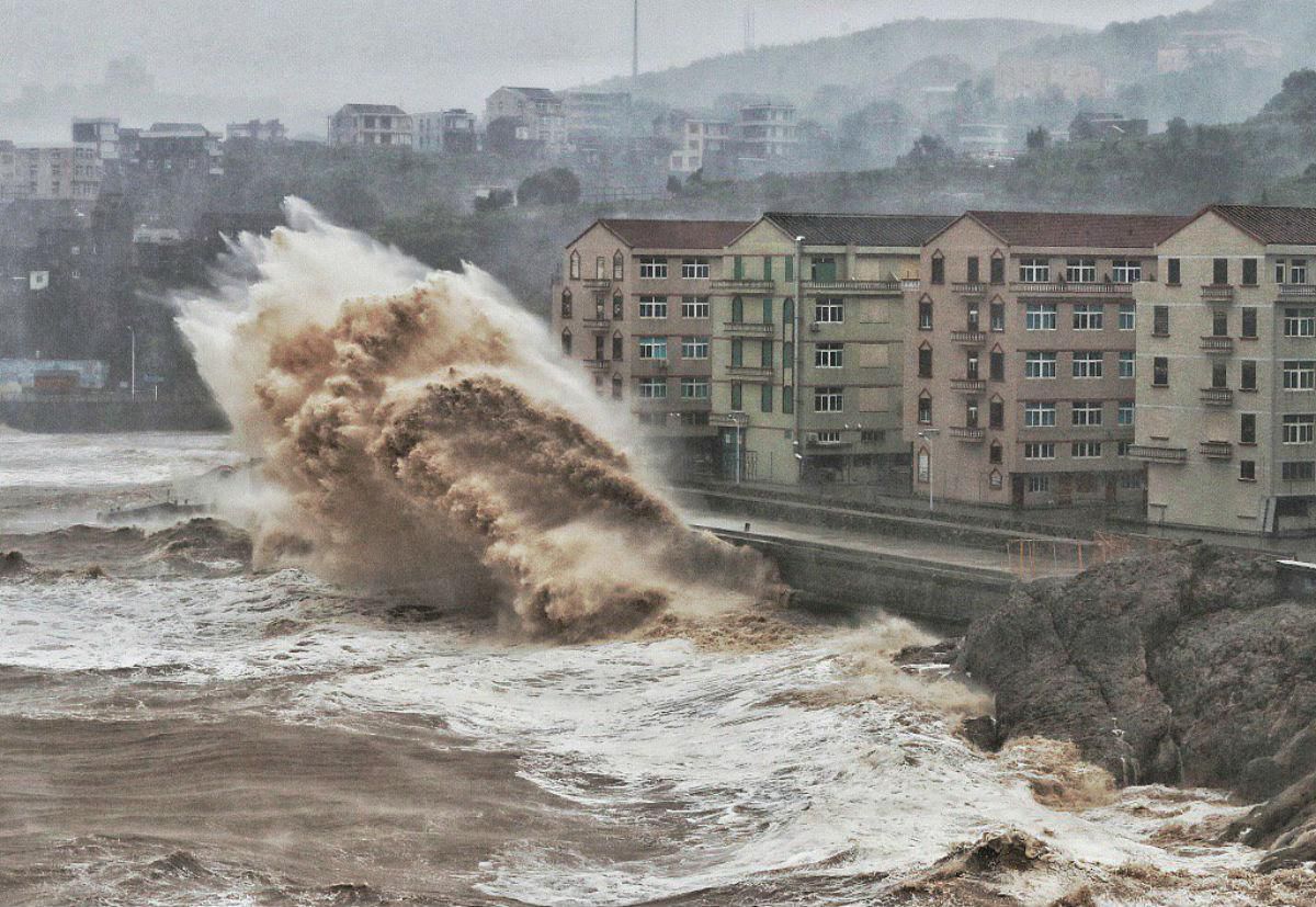 Тайфун, ливень и торнадо: в мире бушует смертельная непогода