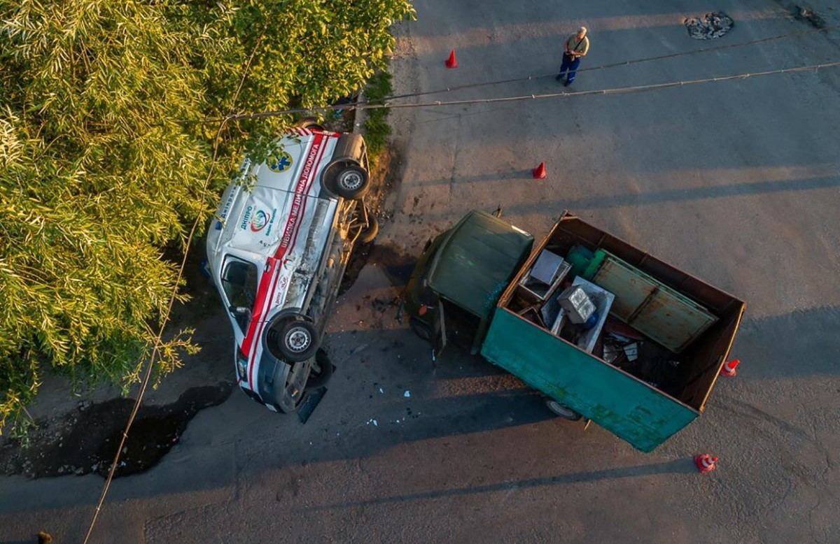 Вантажівка врізалася у "швидку" в Дніпрі: багато постраждалих – фото