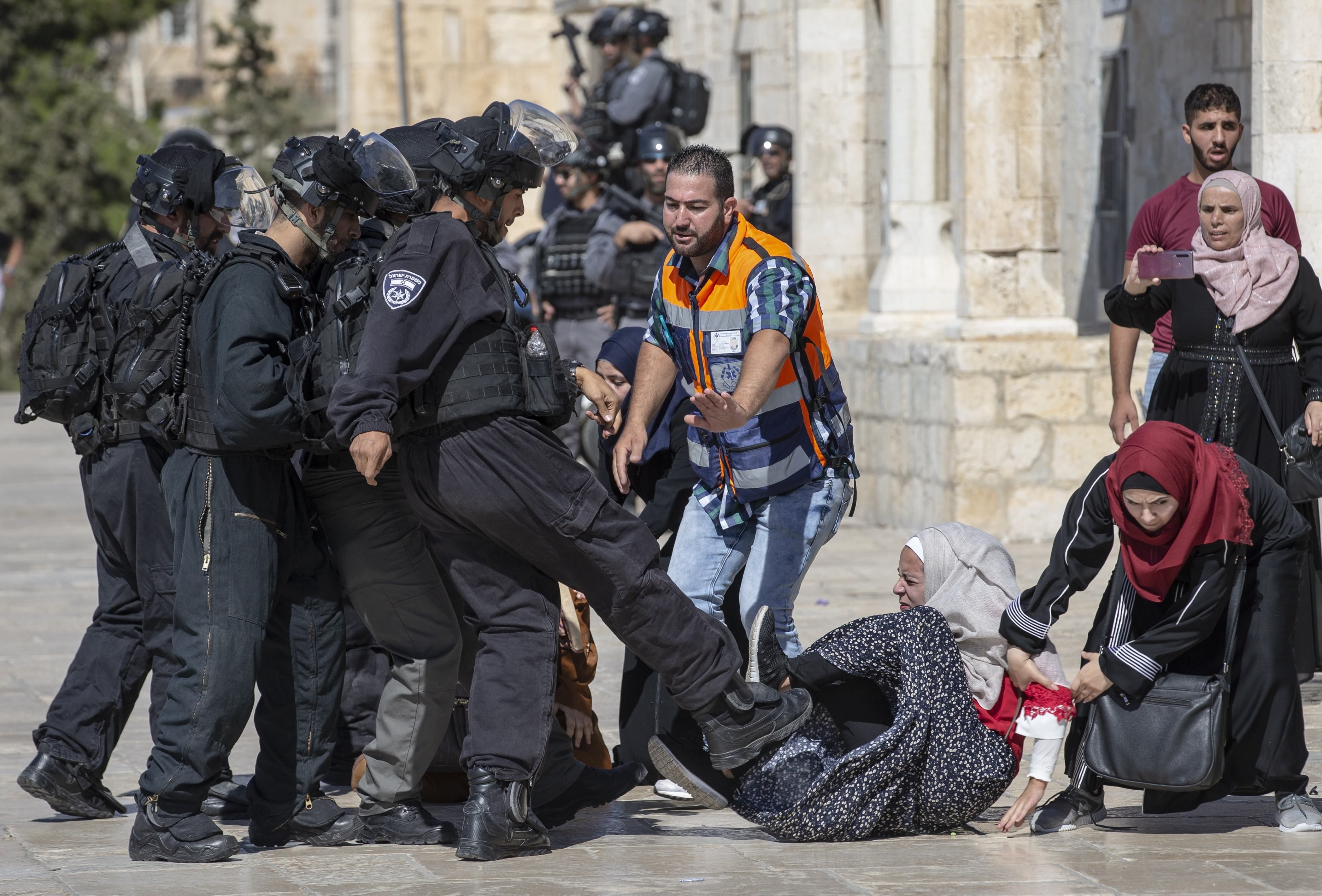 Столкновения в Иерусалиме за доступ к Храмовой горе: много пострадавших – фото и видео