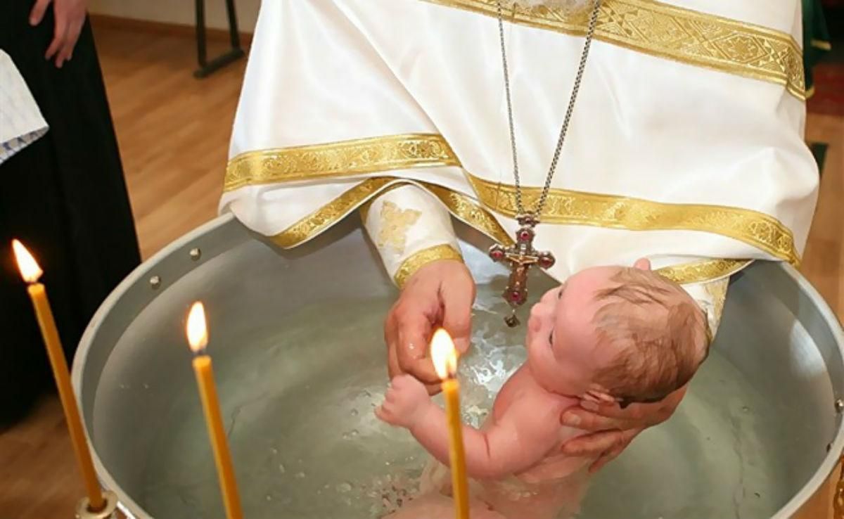 Громкий скандал в России: священник чуть не убил ребенка во время крещения – видео