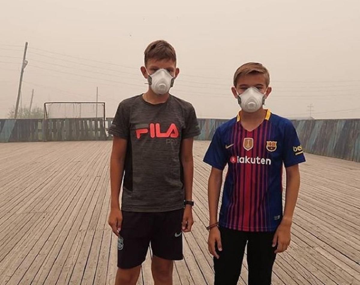 На самокате в противогазе: как россияне страдают от масштабных пожаров в Сибири На самокате в противогазе: как россияне страдают от масштабных пожаров в Сибири