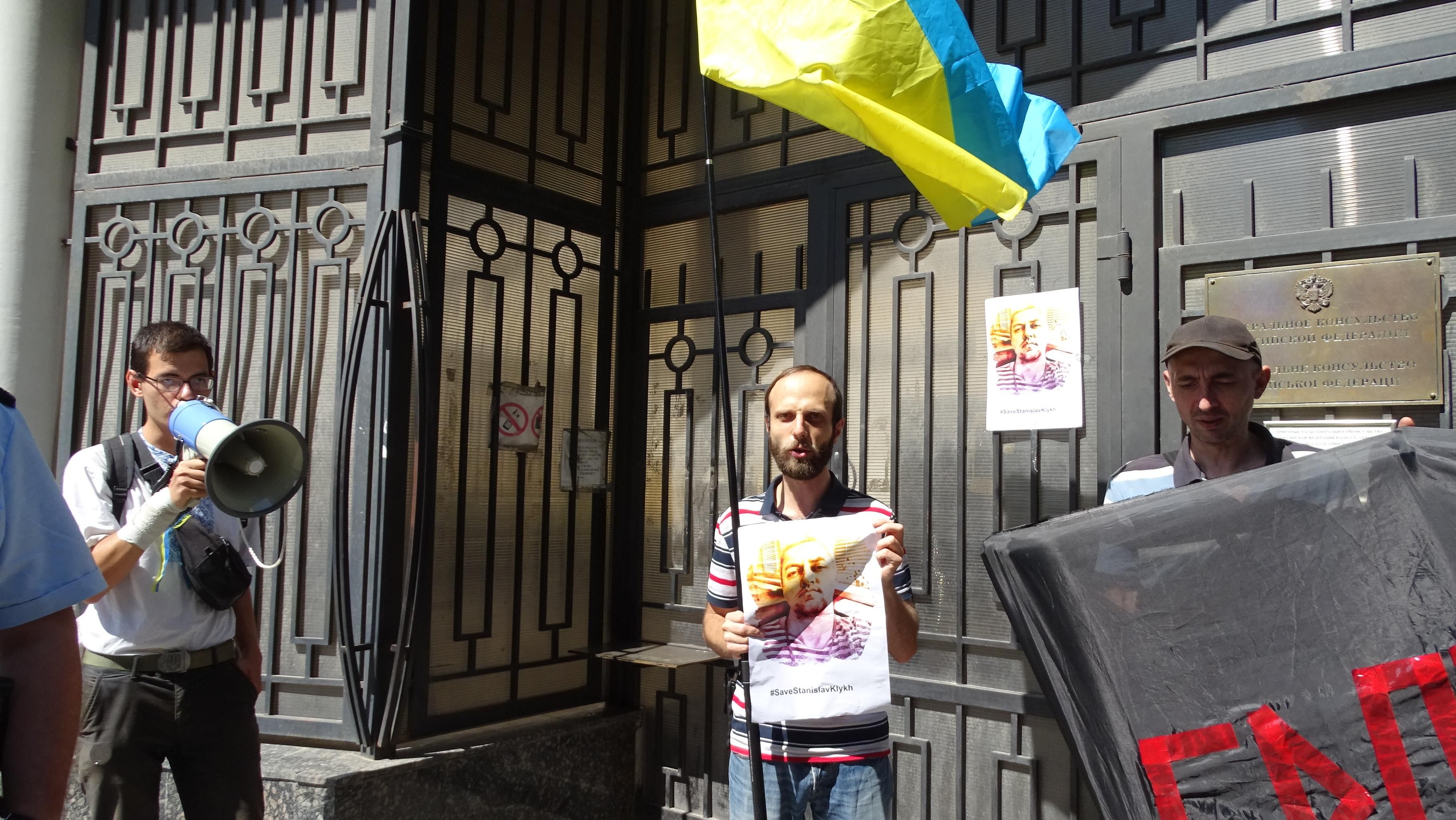 В Одессе протестовали против абсурдного ареста пленника Кремля: яркие фото и видео