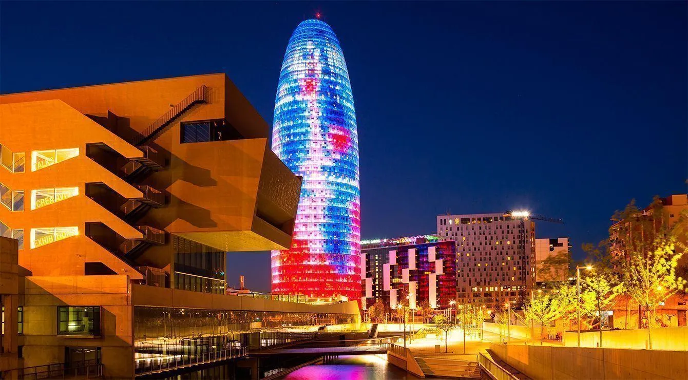 Торре Агбар вночі світиться різними кольорами Торре Агбар вночі світиться різними кольорами