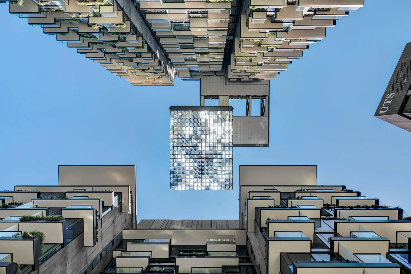 Геліостат на даху 16 поверху в будівлі Геліостат на даху 16 поверху в будівлі