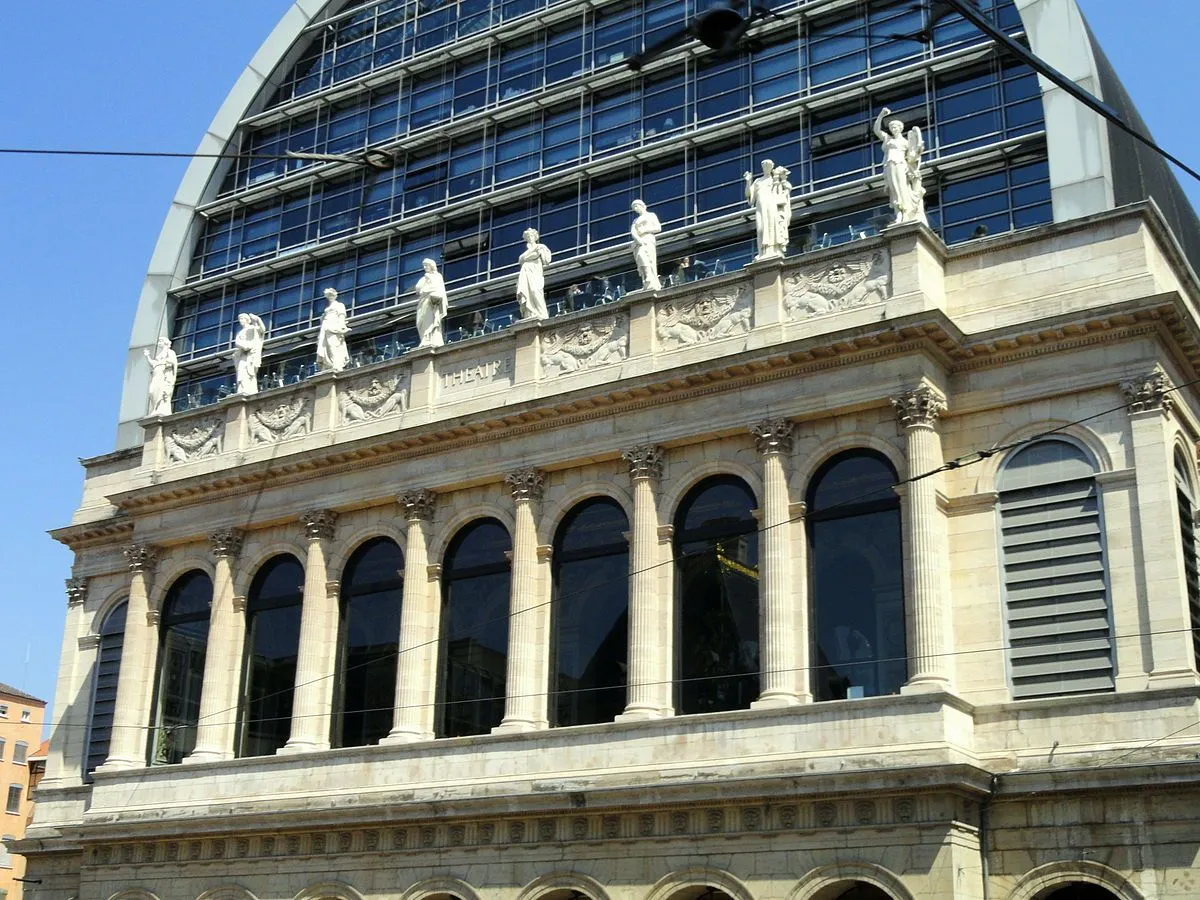 Статуї-музи на фасаді Оперного театру в Ліоні