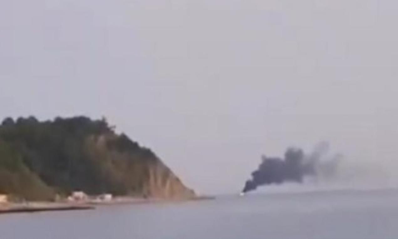 У Чорному морі загорілося та затонуло російське судно: відео