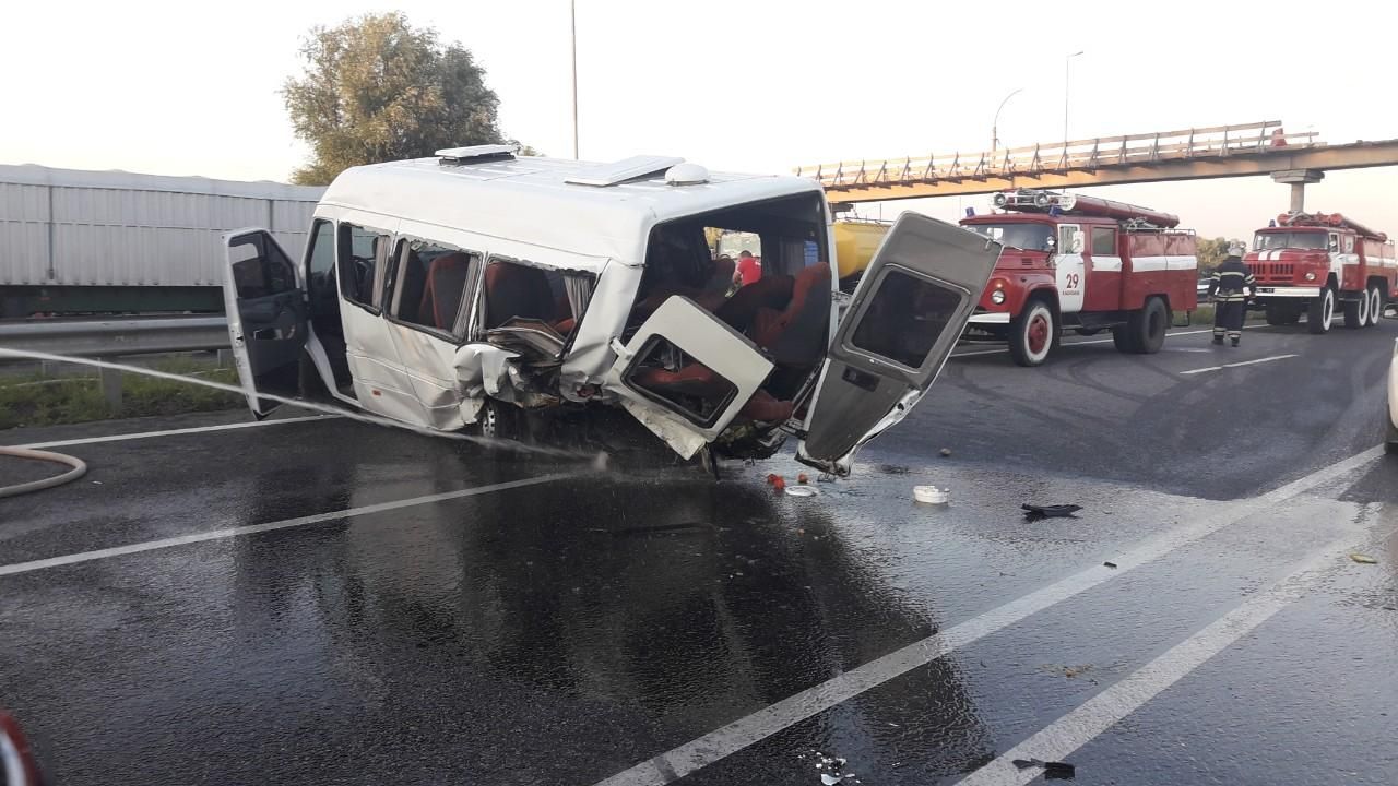 В масштабном ДТП на Киевщине пострадали 13 человек: фото и видео