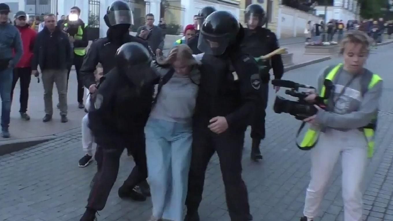 Протести у Москві: силовик побив дівчину, в Росгвардії від нього відреклися – відео Протести у Москві: силовик побив дівчину, в Росгвардії від нього відреклися – відео