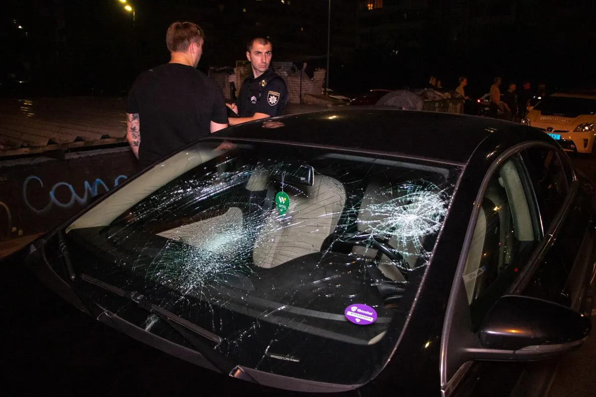 У Києві чоловік напідпитку розбив лобове скло, бо на нього намагались наїхати У Києві чоловік напідпитку розбив лобове скло, бо на нього намагались наїхати