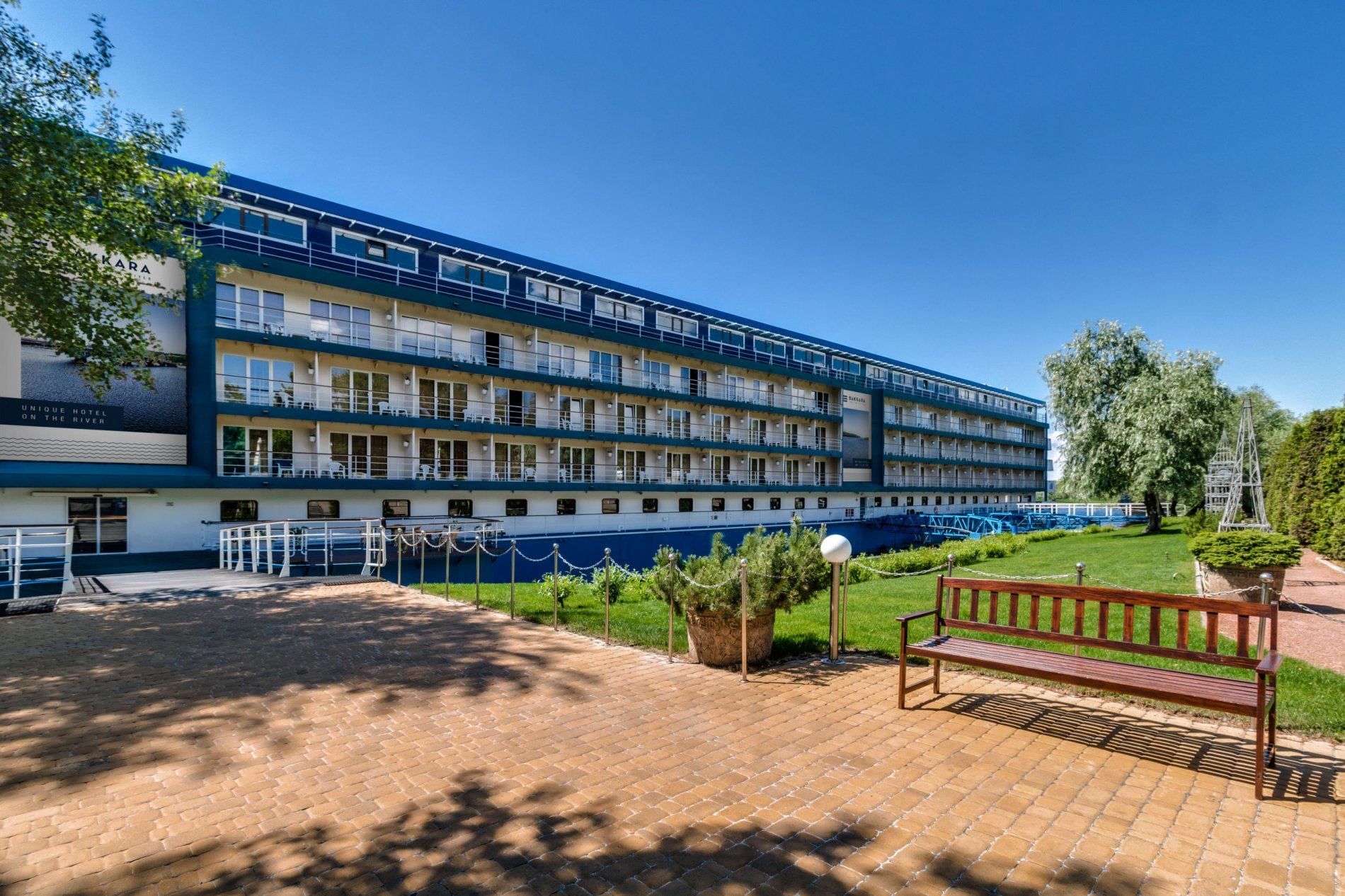 Плавучий отель в Киеве ушел с молотка: финальная цена втрое превысила стартовую Плавучий отель в Киеве ушел с молотка: финальная цена втрое превысила стартовую