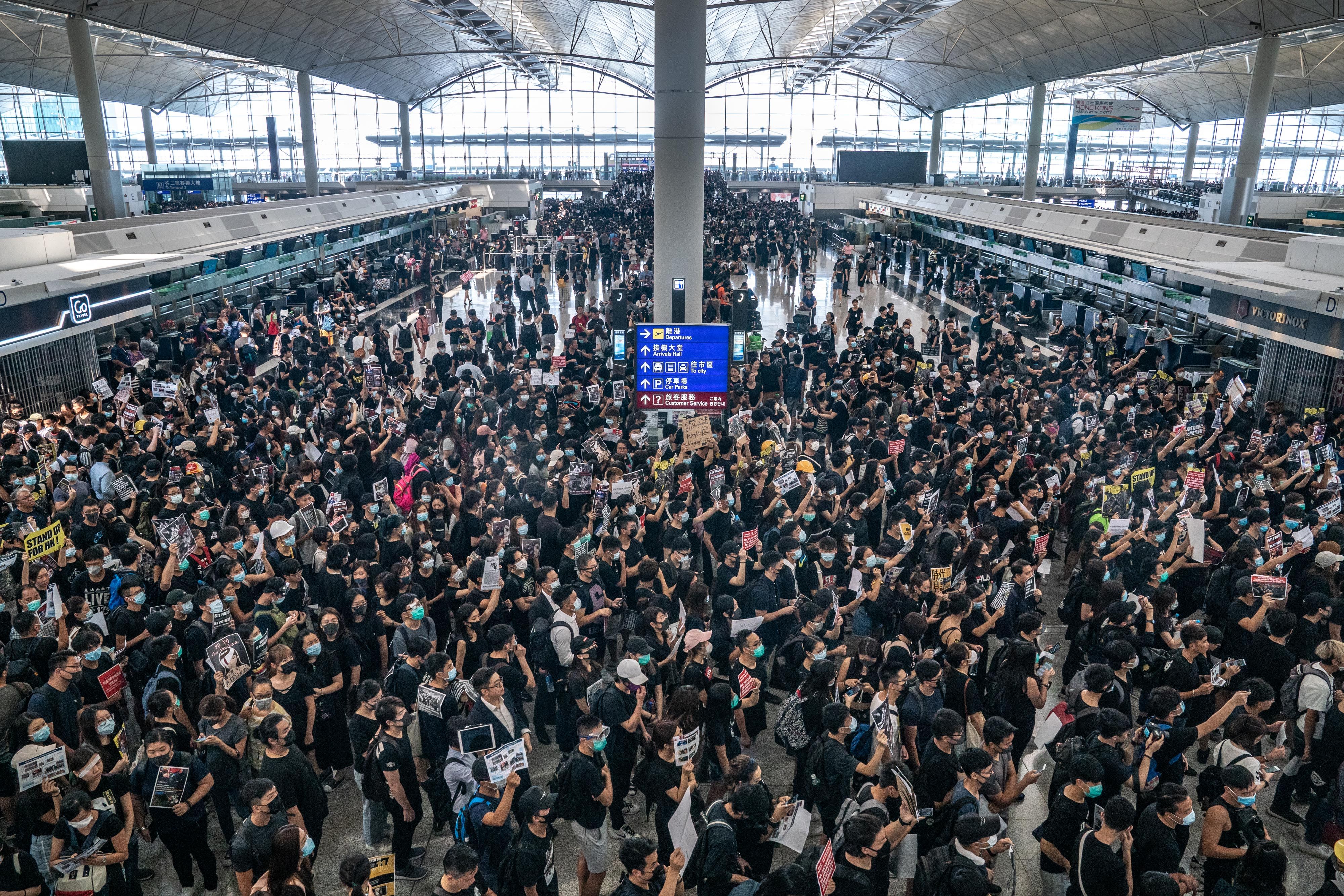 Протести у Гонконгу: аеропорт мегаполісу скасував усі рейси