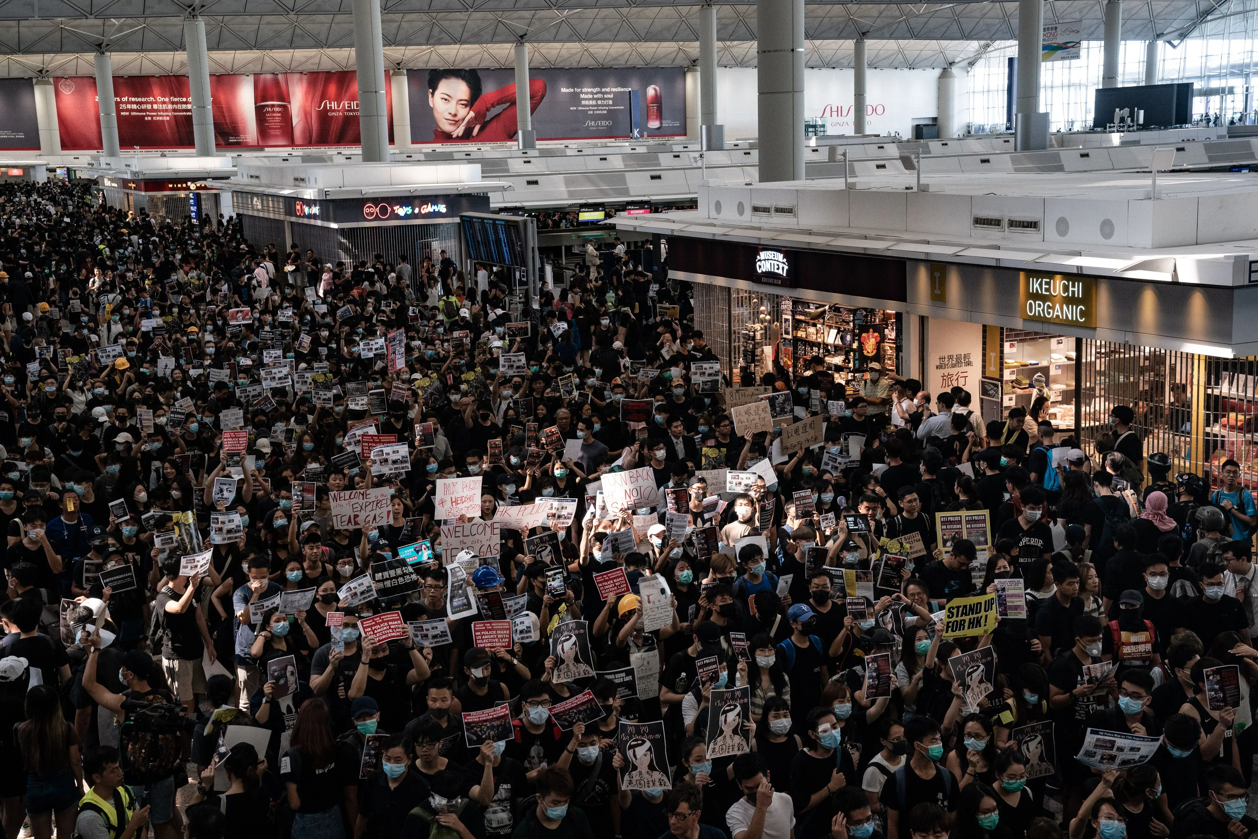 протести Гонконг аеропорт