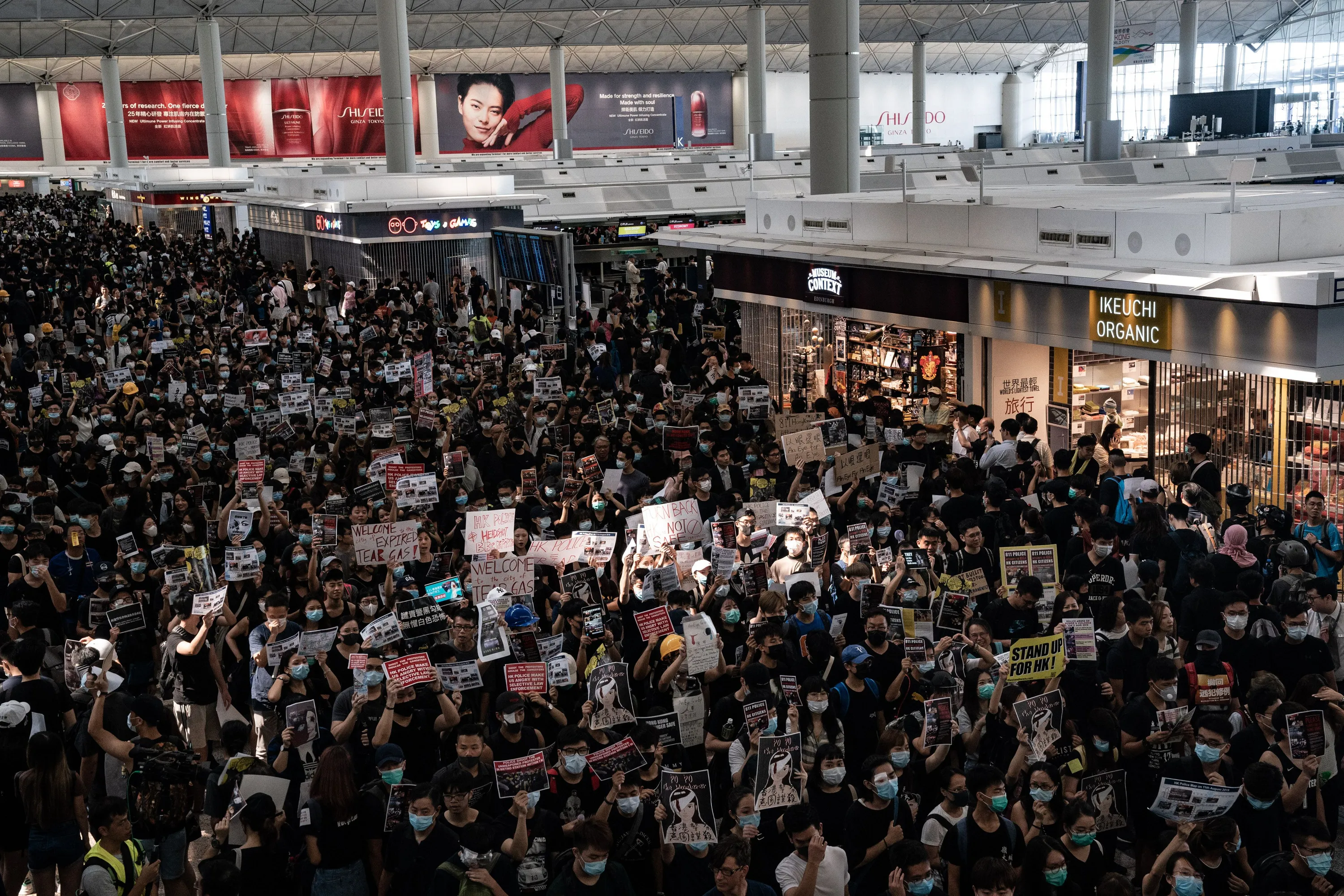 протести Гонконг аеропорт протести Гонконг аеропорт