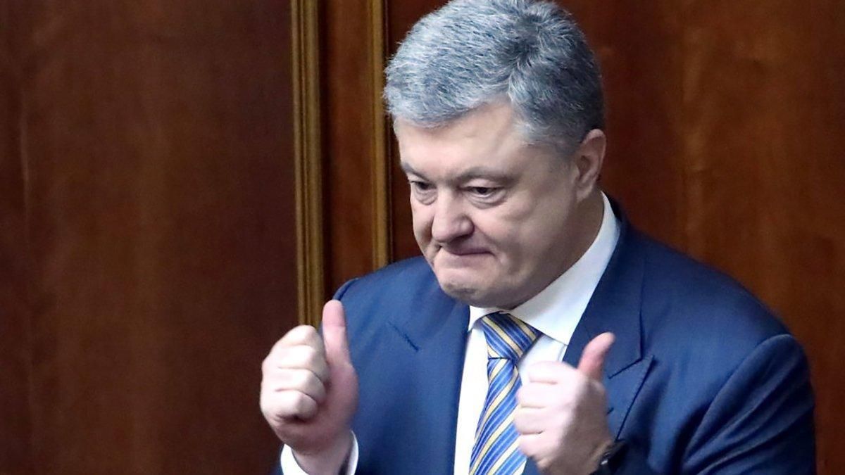 После допроса Порошенко попытались забросать яйцами: видео После допроса Порошенко попытались забросать яйцами: видео